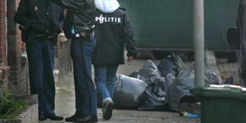 Foto van agenten bij woning | Archief EHF Foto van agenten bij woning | Archief EHF