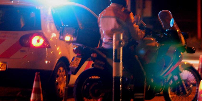 politieauto-motoragent-zwaailicht-donker politieauto-motoragent-zwaailicht-donker