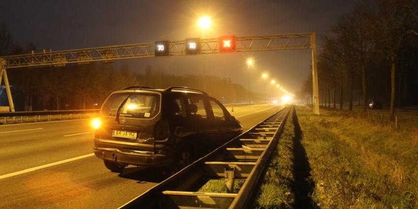 beschadigde auto op snelweg
