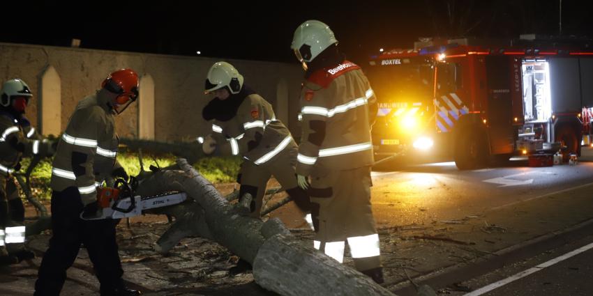 brandweer zaagt omgevallen boom in stukken brandweer zaagt omgevallen boom in stukken
