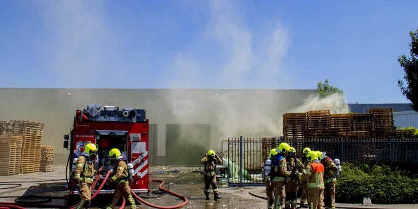Gele rook na explosie container op bedrijventerrein Schiedam Gele rook na explosie container op bedrijventerrein Schiedam