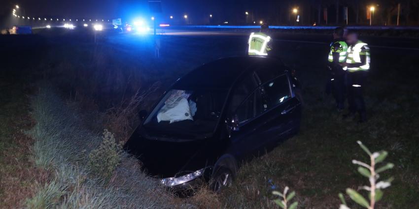 Auto in de sloot naast de weg Auto in de sloot naast de weg