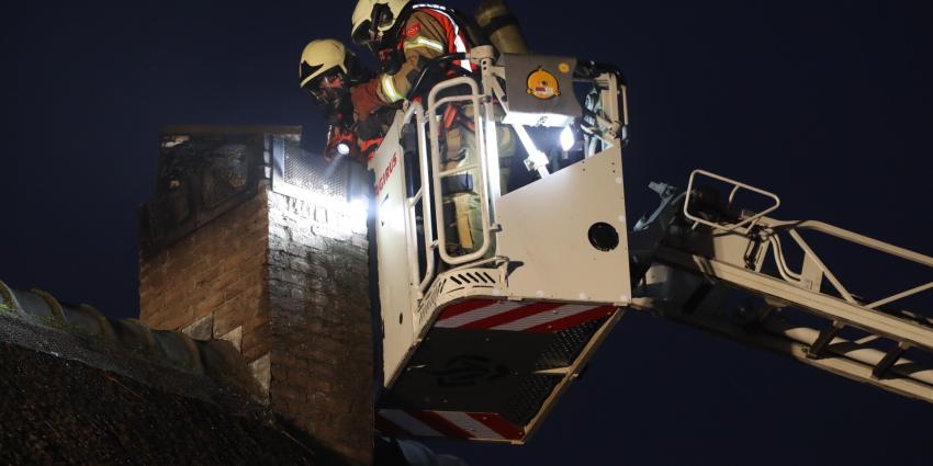 Brandweer veegt schoorsteen Brandweer veegt schoorsteen