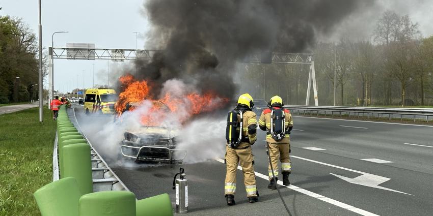 auto volledig in brand Auto volledig in brand