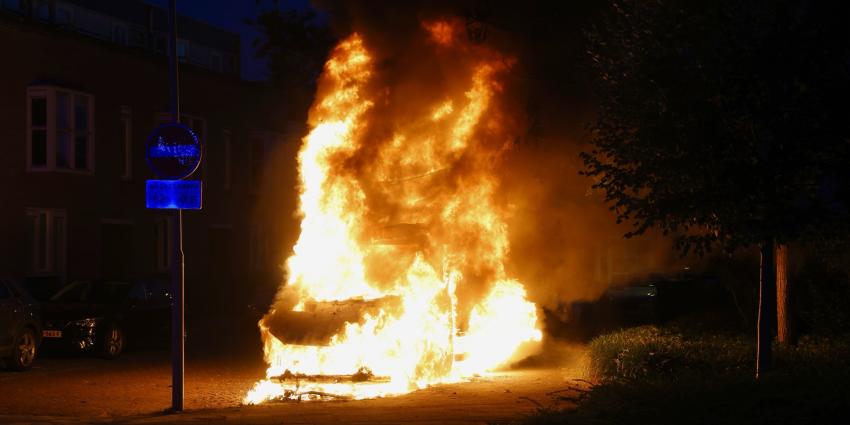 Voertuig volledig in brand Voertuig volledig in brand