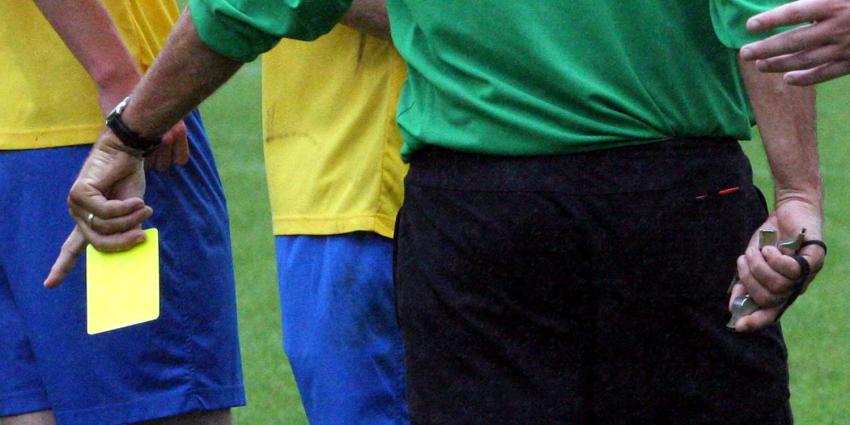 scheidsrechter-gele-kaart scheidsrechter-gele-kaart