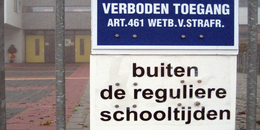 Verwarde man zorgt voor opschudding in en rond Tilburgse school Verwarde man zorgt voor opschudding in en rond Tilburgse school