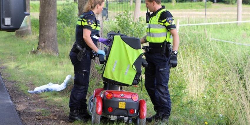 scootmobiel, vrouw, sloot scootmobiel, vrouw, sloot