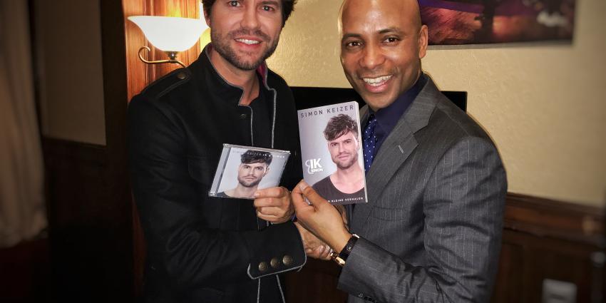 Simon Keizer debuteert met solo theatertour, mini-album en boek Simon Keizer debuteert met solo theatertour, mini-album en boek