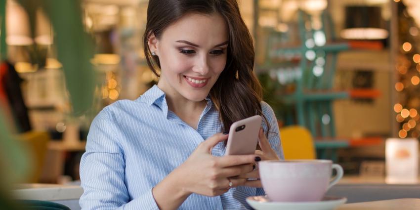 Vrouw aan het typen op smartphone Vrouw aan het typen op smartphone