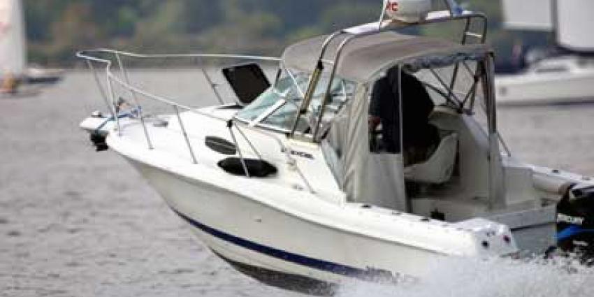 Twaalf mensen uit Nieuwe Maas gered na omslaan speedboot