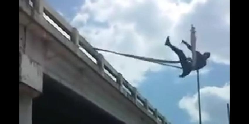 Spiderman in Panama vertoont zijn kunsten bij een groot viaduct Spiderman in Panama vertoont zijn kunsten bij een groot viaduct