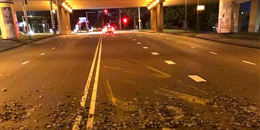 'Regen' van stenen viaduct RAI beschadigt auto 'Regen' van stenen viaduct RAI beschadigt auto