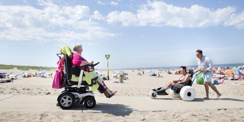 Haagse strand heeft extra betonpaden voor rolstoelers en kinderwagens Haagse strand heeft extra betonpaden voor rolstoelers en kinderwagens