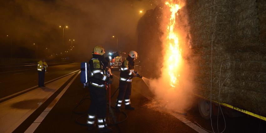 foto van brand in vrachtwagen met stro | Aneo Koning | www.fotokoning.nl