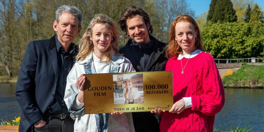 producent Sytze van der Laan, Noortje Herlaar, Egbert-Jan Weeber en producent Marijn Wigman met de Gouden Film Award van Toen ik je zag. producent Sytze van der Laan, Noortje Herlaar, Egbert-Jan Weeber en producent Marijn Wigman met de Gouden Film Award van Toen ik je zag.