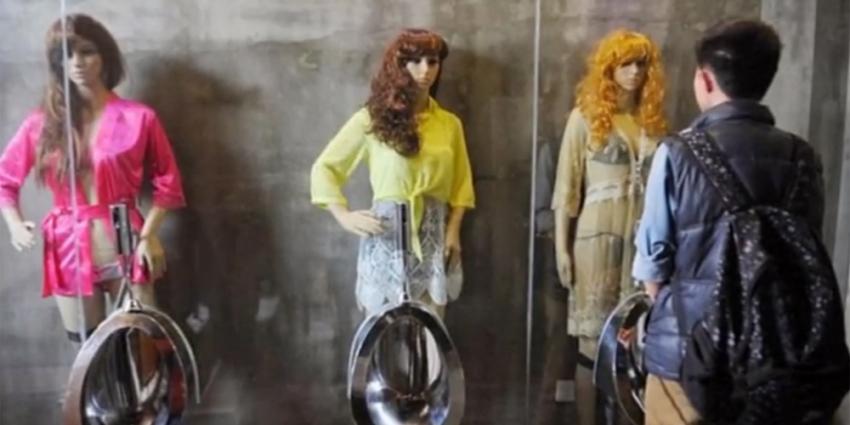 Mannen hebben moeite met plassen vanwege sexy vrouwelijke paspoppen op herentoilet Mannen hebben moeite met plassen vanwege sexy vrouwelijke paspoppen op herentoilet