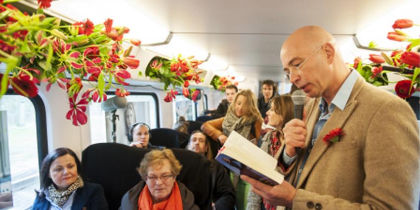 Foto van schrijver Tommy Wieringa in trein | Kees-Jan Bakker/NS Foto van schrijver Tommy Wieringa in trein | Kees-Jan Bakker/NS