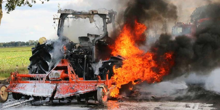 Tractor compleet uitgebrand 