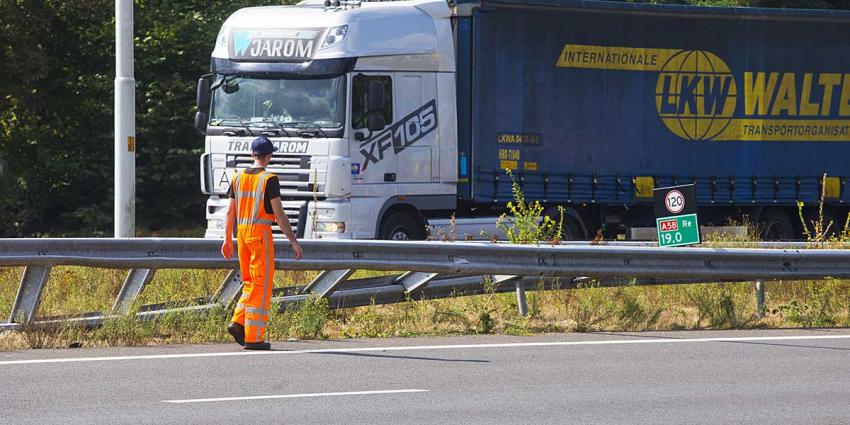 Tankwagen ramt vangrail op snelweg A58 bij Oirschot Tankwagen ramt vangrail op snelweg A58 bij Oirschot