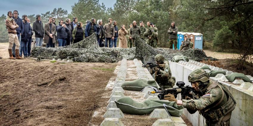 Parlementariërs bezoeken landmacht Parlementariërs bezoeken landmacht