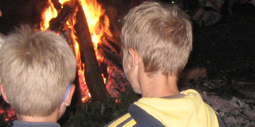 Verdwaalde man met kinderen teruggevonden bij kampvuur in bos in Gieten Verdwaalde man met kinderen teruggevonden bij kampvuur in bos in Gieten