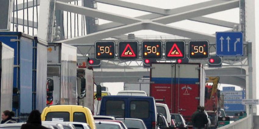 Rijkswaterstaat adviseert nu zelfs om Rotterdam tijdens de ochtendspits te mijden. Rijkswaterstaat adviseert nu zelfs om Rotterdam tijdens de ochtendspits te mijden.