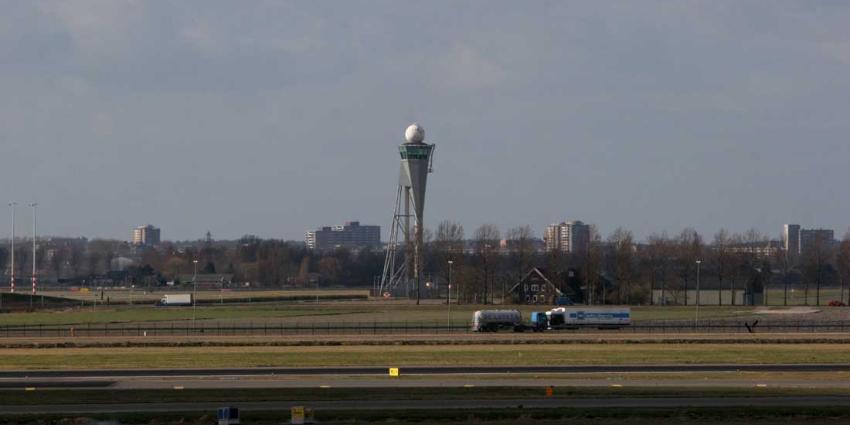 Porsche vliegt over sloot en landt op terrein Schiphol