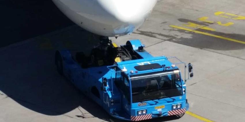Twee KLM vliegtuigen botsen op Schiphol Twee KLM vliegtuigen botsen op Schiphol