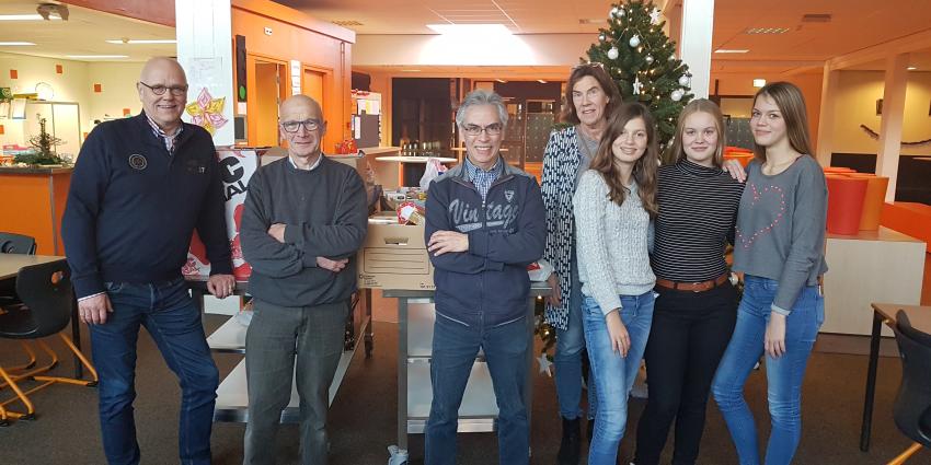 Leerlingen van het Dollard College in Woldendorp hebben een inzamelingsactie gehouden voor de Voedselbank in Appingedam. Leerlingen van het Dollard College in Woldendorp hebben een inzamelingsactie gehouden voor de Voedselbank in Appingedam.