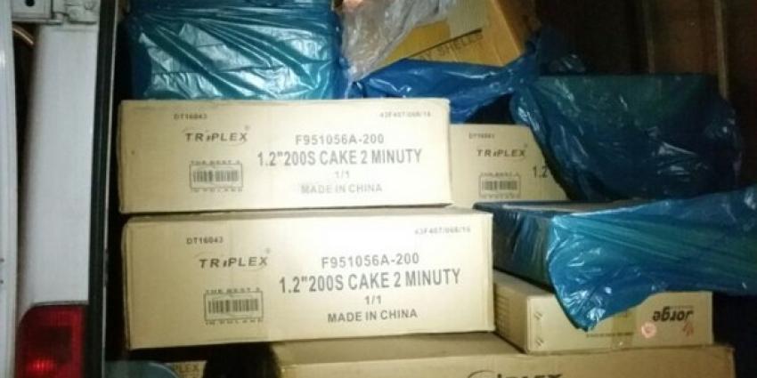 Politie vindt 1100 kilo illegaal en professioneel vuurwerk in bestelbus Politie vindt 1100 kilo illegaal en professioneel vuurwerk in bestelbus