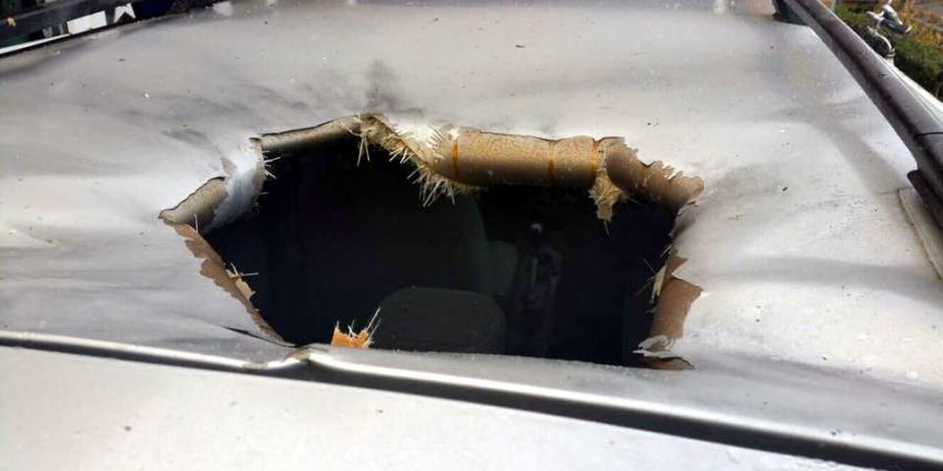 Zwaar vuurwerk slaat krater in auto in IJsselstein Zwaar vuurwerk slaat krater in auto in IJsselstein