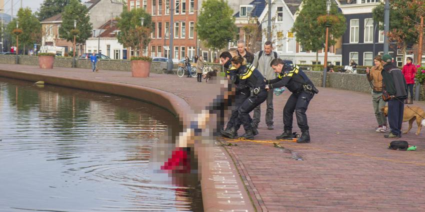 Politieagenten hebben maandagmiddag een te water geraakte man in de Overschiesestraat in Schiedam uit het water gered. Politieagenten hebben maandagmiddag een te water geraakte man in de Overschiesestraat in Schiedam uit het water gered.