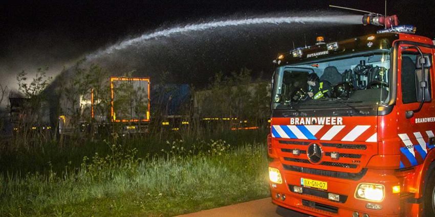 Brandweer blust met waterkanon vrachtwagenbrand manege Brandweer blust met waterkanon vrachtwagenbrand manege