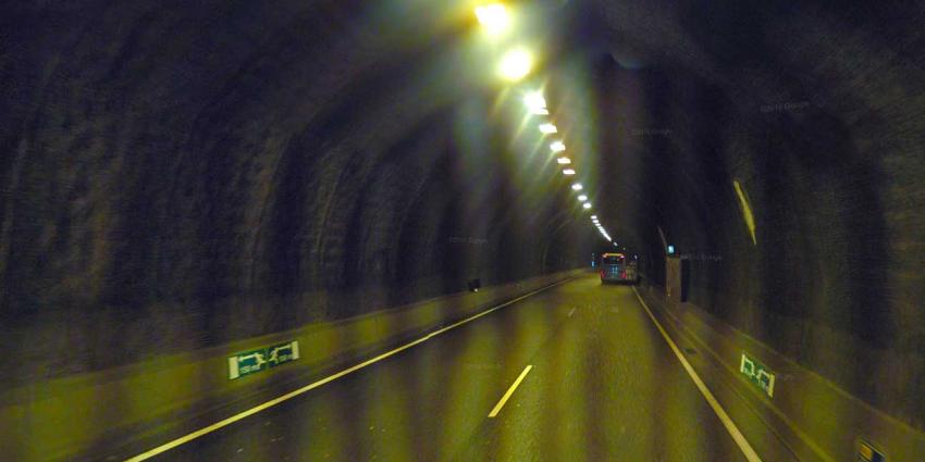 Vrouw en dochtertje keren in Westerscheldetunnel en rijden tegen verkeer in Vrouw en dochtertje keren in Westerscheldetunnel en rijden tegen verkeer in