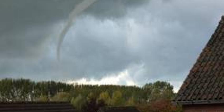 Windhoos zorgt voor grote schade in Zelhem Windhoos zorgt voor grote schade in Zelhem