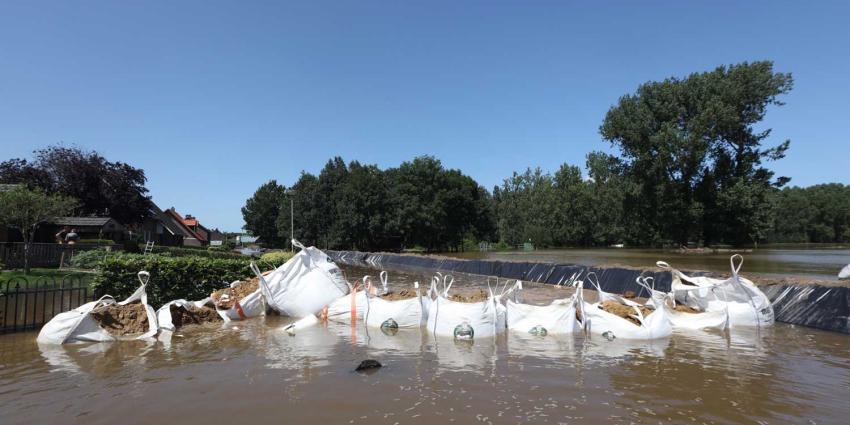 zandzakken-nooddijk-overstroming zandzakken-nooddijk-overstroming