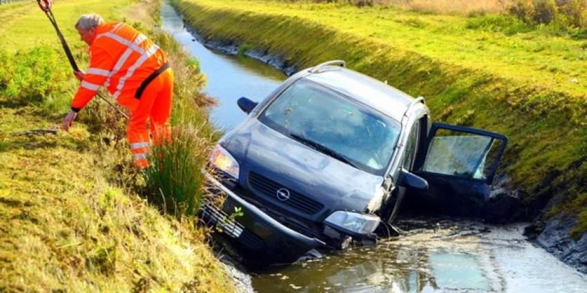 Auto raakt te water op de afrit A7 bij Zuidbroek