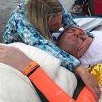 Zwemmer Maarten van der Weijden in ambulance naar ziekenhuis