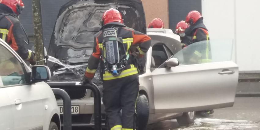 Brandweer bij uitgebrande auto Brandweer bij uitgebrande auto