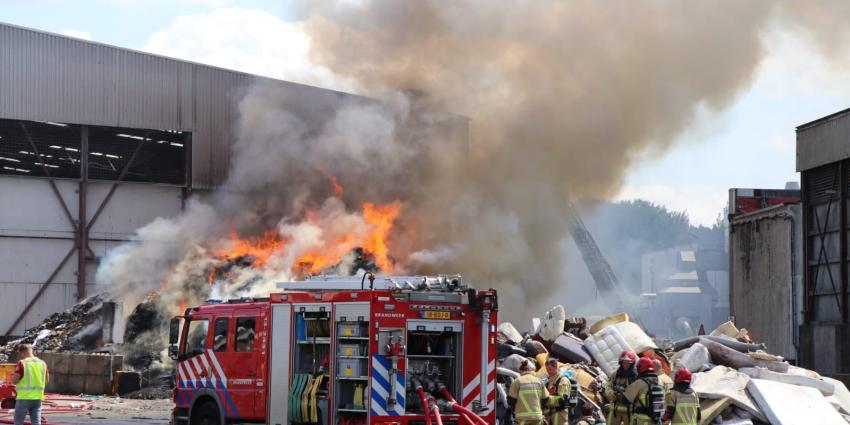 Foto van brand bij recyclebedrijf Foto van brand bij recyclebedrijf