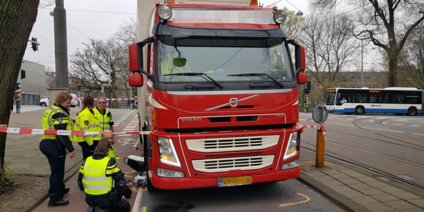 Zwaargewonde bij aanrijding tussen scooter en vrachtwagen