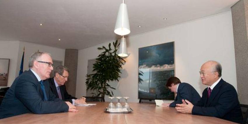 Foto van samenwerking aan veiligheid atoom Foto van samenwerking aan veiligheid atoom