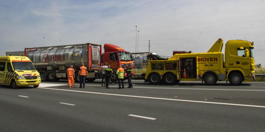 A4 deels dicht na botsing vrachtwagens