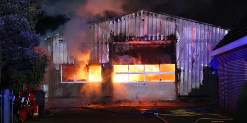 Loods volledig in brand Loods volledig in brand