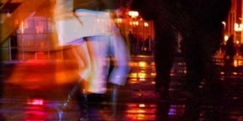 Vijftal liet 15-jarige meisjes tippelen Vijftal liet 15-jarige meisjes tippelen