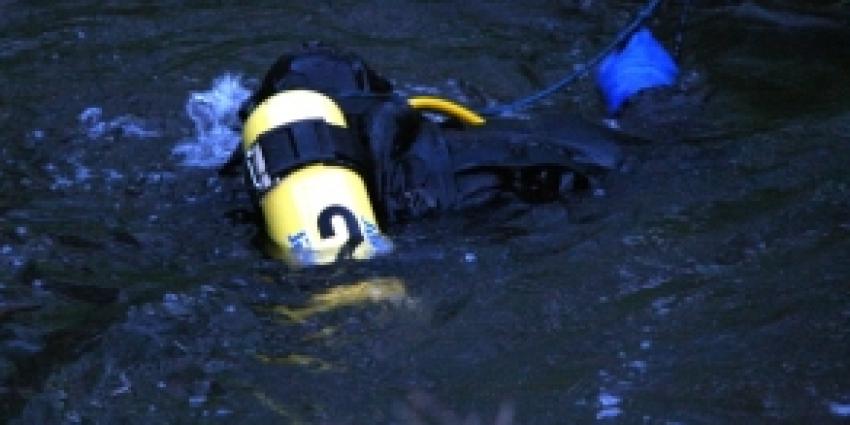 Dode bij auto te water in de Waal Dode bij auto te water in de Waal