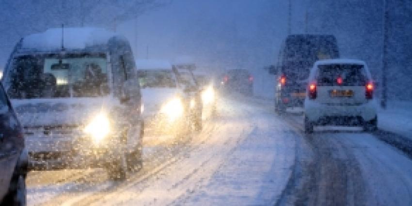 Sneeuwfront passeert langzamer dan gedacht, code geel voor avondspits Sneeuwfront passeert langzamer dan gedacht, code geel voor avondspits