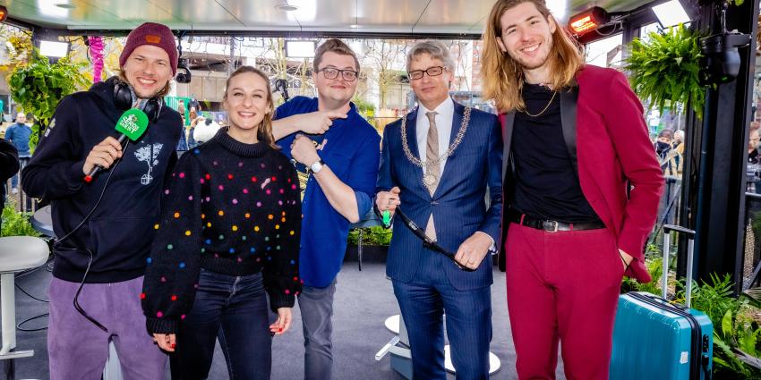 DJ's opgesloten in glazenhuis