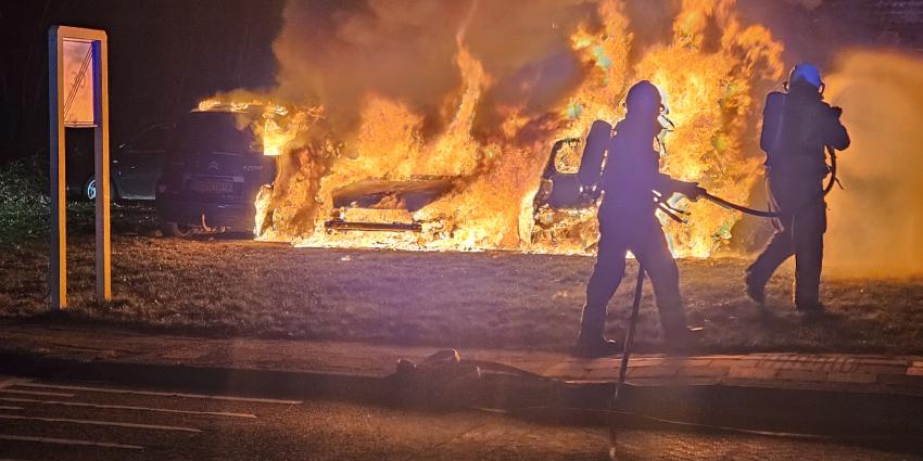 Drie auto's volledig in brand Drie auto's volledig in brand